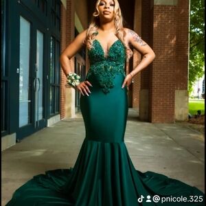 Green Plunge Neck Sleeveless Prom Gown